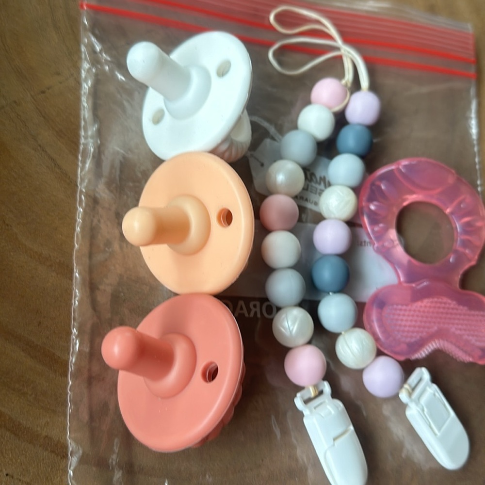 Bundle Pacifier/Clips/Teether - Picture 3 of 3